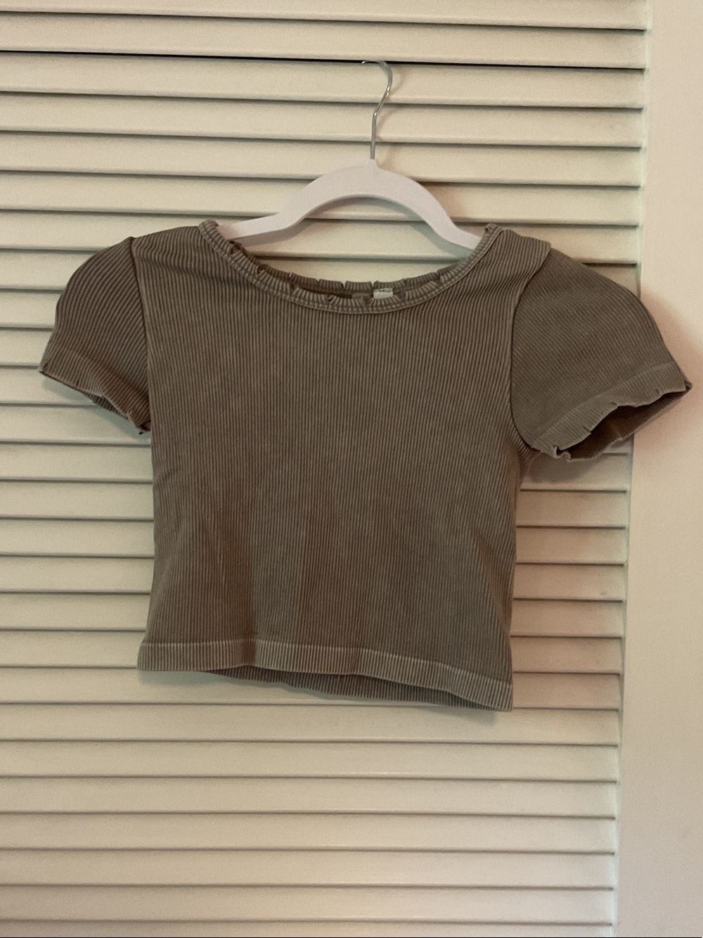 Kids size small Ribbed Cropped Tee in Olive Taupe